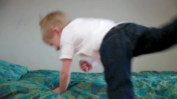ベッドに飛び乗る男の子 — ストック動画