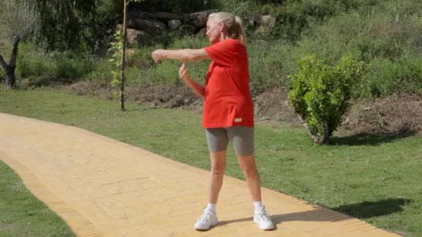 Madura Mujer Calentando Parque — Vídeo de stock