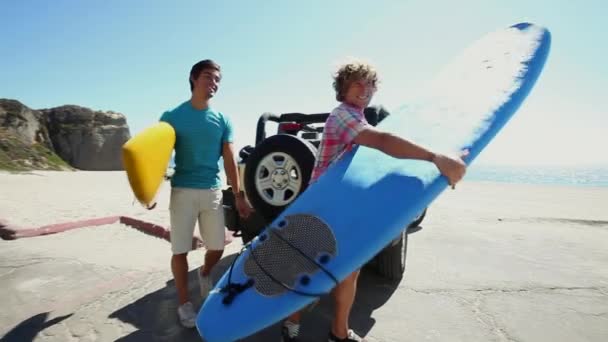 Dois Jovens Que Chegam Praia Com Pranchas Surf — Vídeo de Stock