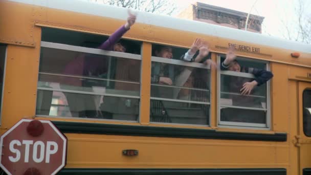 Kinderen Zwaaien Vanuit Schoolbus — Stockvideo