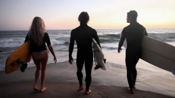 Câmera Seguindo Três Surfistas Como Eles Vão Para Mar — Vídeo de Stock