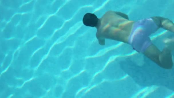 Uomo Che Nuota Sott Acqua Piscina — Video Stock