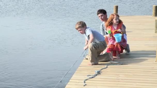 Moeder Kinderen Zitten Steiger Bij Het Meer — Stockvideo