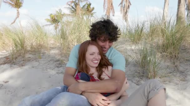 Jeune Couple Étreignant Sur Plage Sable — Video