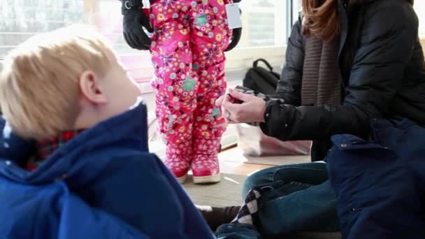 Moeder Helpen Zoon Aankleden Winter Kleding — Stockvideo