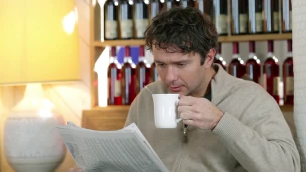 Человек Читающий Газеты Кафе Пьющий Кофе — стоковое видео