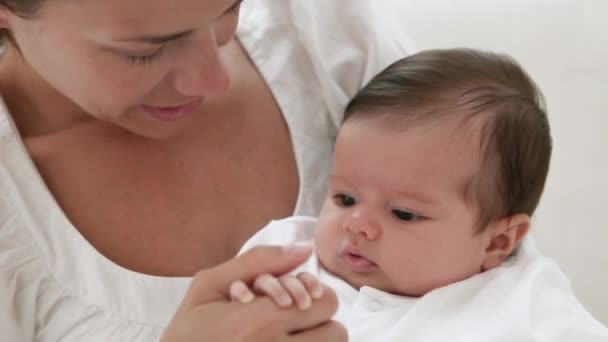 Glückliche Mutter Und Baby Kippen Sie Hoch — Stockvideo