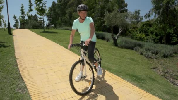 Mujer Madura Camino Con Bicicleta Sonriendo Cámara — Vídeos de Stock