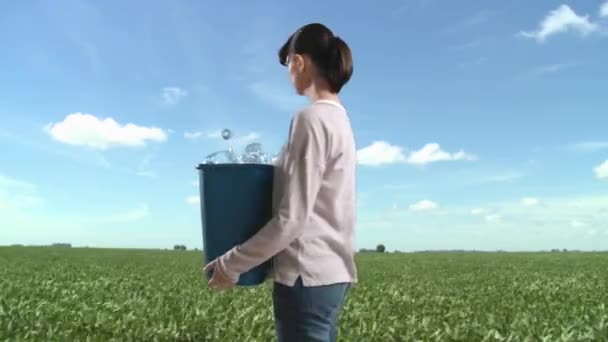 Mujer Campo Con Papelera Llena Botellas Plástico — Vídeo de stock