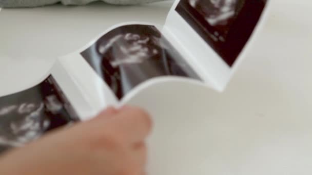 Primer Plano Mujer Sosteniendo Escáneres Bebé — Vídeos de Stock