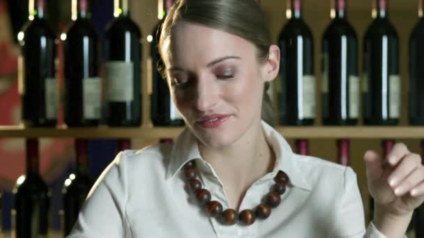 Jonge Vrouw Drinkt Rode Wijn Café — Stockvideo