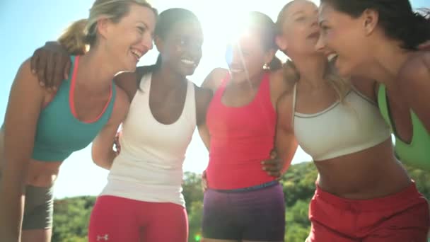 Vijf Vrouwen Sportkleding Met Armen Elkaar Heen — Stockvideo