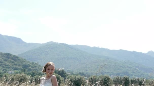 年轻新娘微笑着在现场的相机 — 图库视频影像