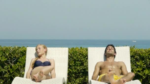 一对年轻夫妇手牵手躺在阳光下 — 图库视频影像