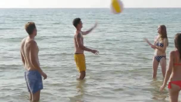 Vijf Vrienden Spelen Met Strandbal Zee — Stockvideo