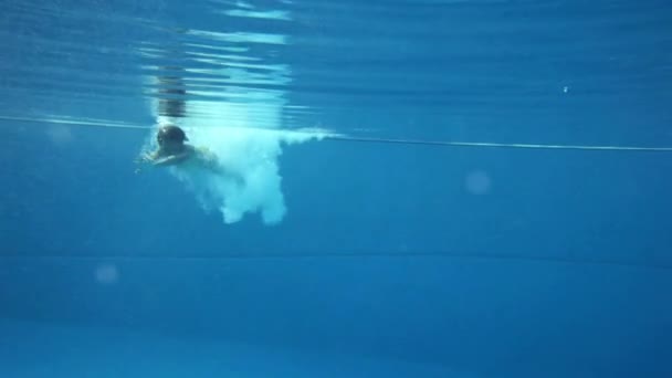 Underwater View Girl Diving Swimming Pool — Stock Video