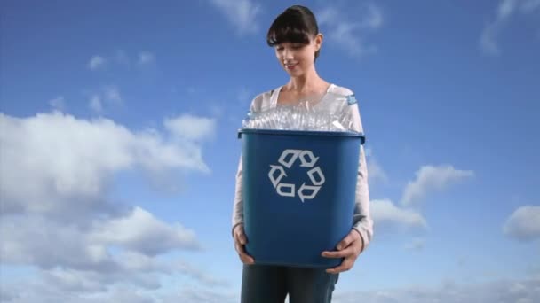 Mujer Contra Cielo Azul Sosteniendo Contenedor Reciclaje Con Botellas Plástico — Vídeos de Stock