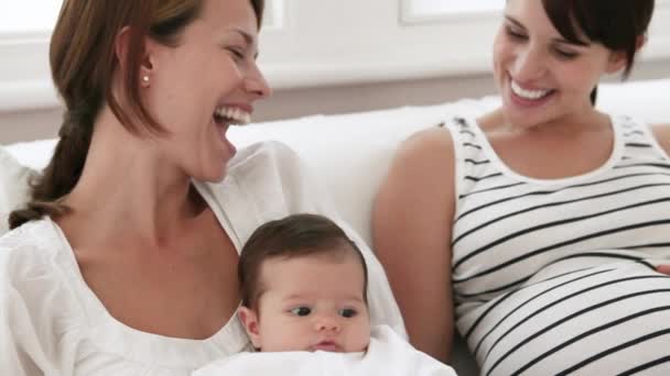 Mutter Mit Baby Und Schwangere Freundin — Stockvideo