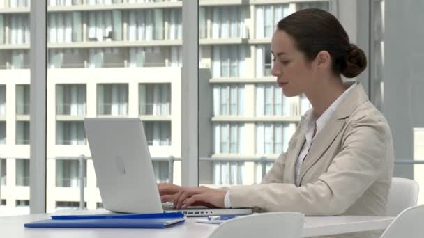 Businesswoman Pomocí Notebooku Kanceláři — Stock video