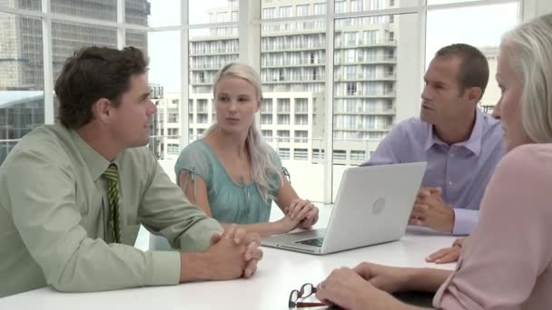 Quatro Pessoas Negócios Usando Laptop Reunião Escritório — Vídeo de Stock