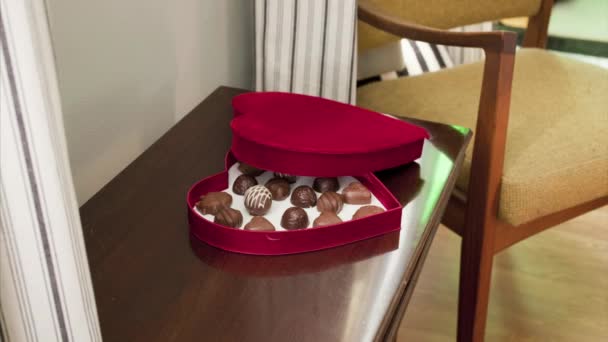 Stop Motion Valentines Chocolade Wordt Gegeten — Stockvideo