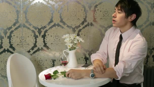 Junger Mann Wartet Café Auf Date — Stockvideo