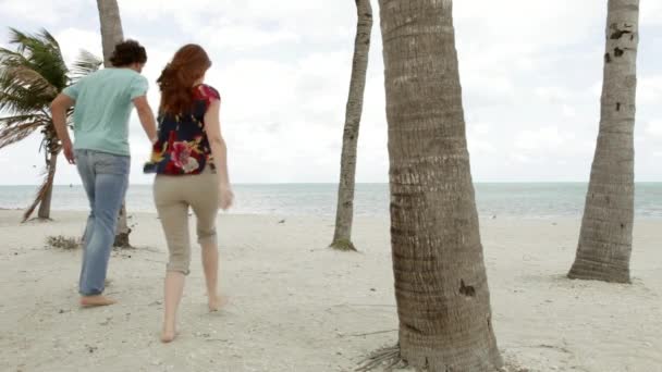 Молодая Пара Бегает Песчаному Пляжу — стоковое видео