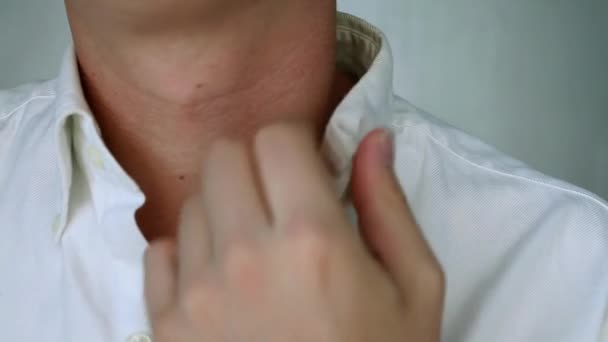 Primer Plano Del Hombre Limpiando Lápiz Labial Cuello — Vídeos de Stock