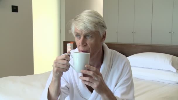 Volwassen Man Drinken Koffie Slaapkamer — Stockvideo