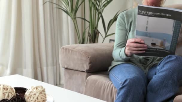 Mujer Madura Leyendo Revista Sonriendo Cámara — Vídeos de Stock