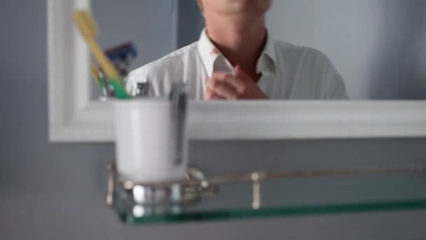 Muž Koupelně Snaží Dostat Rtěnku Límce — Stock video