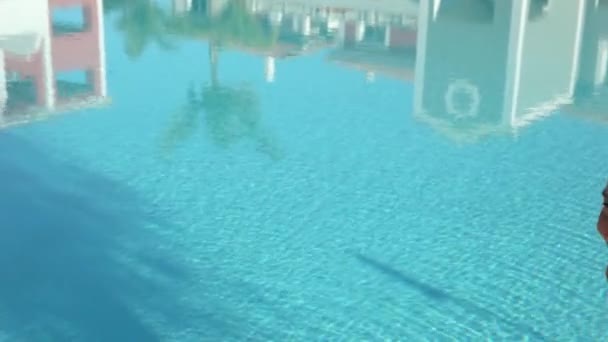 Reflecties Het Zwembad Camera Pannen Vrouw Laten Zien Bij Het — Stockvideo