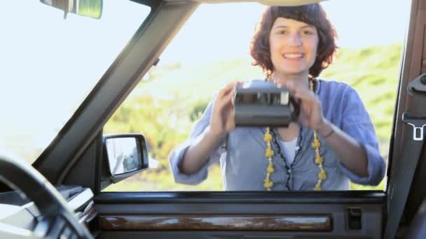 Mujer Joven Puerta Del Coche Tomando Fotos Riendo — Vídeos de Stock