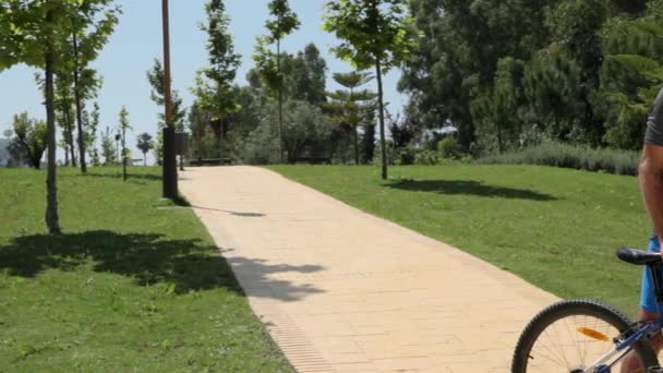 Uomo Anziano Sul Sentiero Del Parco Con Bicicletta — Video Stock