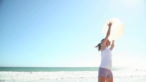 Γυναίκα Που Χρησιμοποιεί Μπάλα Γυμναστικής Δίπλα Στη Θάλασσα — Αρχείο Βίντεο