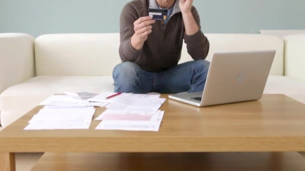 Joven Con Tarjeta Crédito Usando Laptop — Vídeos de Stock