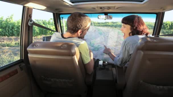 情侣在车上看地图和接吻 — 图库视频影像
