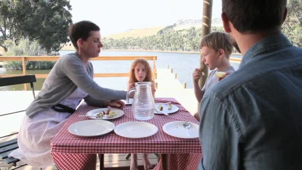 Οικογένεια Απολαμβάνει Μεσημεριανό Γεύμα Στη Λίμνη — Αρχείο Βίντεο