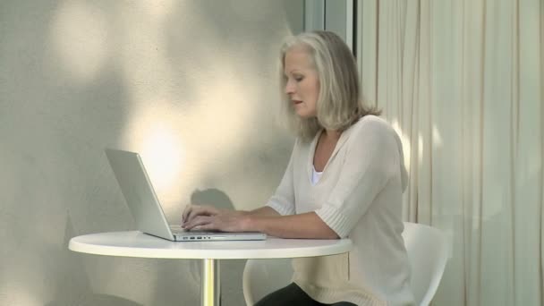 Mogen Kvinna Använder Laptop Utomhus — Stockvideo