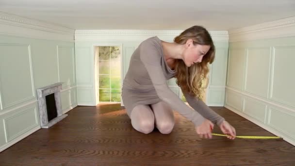 Jeune Femme Plancher Mesure Dans Une Petite Pièce — Video