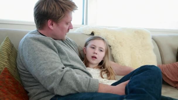 爸爸和女儿坐在沙发上聊天 — 图库视频影像
