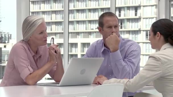 オフィスミーティングで3人のビジネスマン — ストック動画