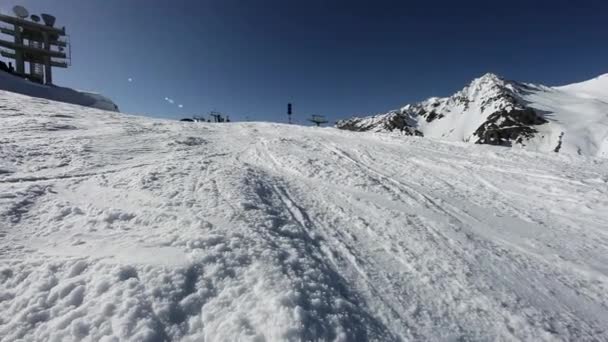 Человек Лыжах Мимо Камеры Горнолыжном Курорте — стоковое видео