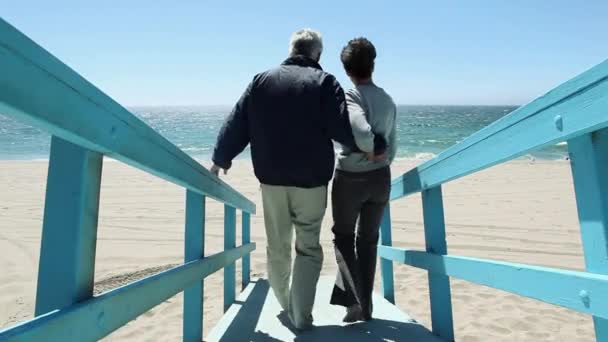 Ouder Paar Lopen Loopbrug Strand — Stockvideo