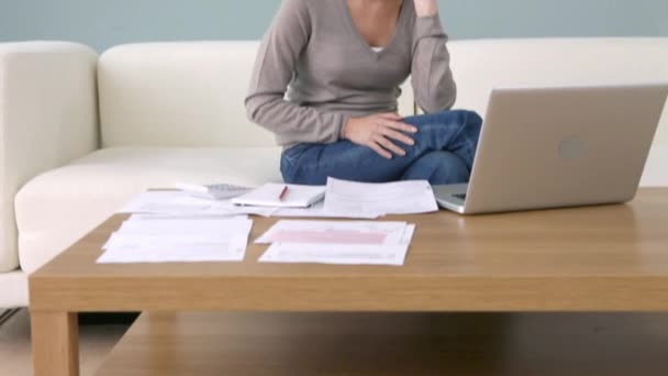 Jeune Femme Avec Paperasse Parlant Téléphone — Video