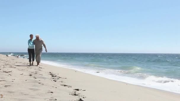Ώριμο Ζευγάρι Περπάτημα Στο Άδειο Παραλία — Αρχείο Βίντεο