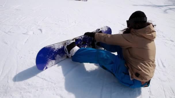 Kadın Snowboard Yokuş Aşağı Sürüyor — Stok video