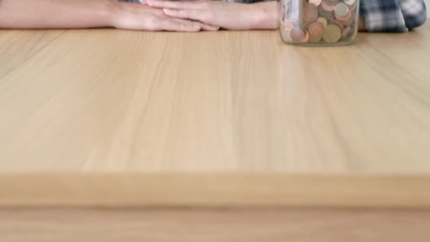 Mujer Joven Mirando Frasco Monedas — Vídeos de Stock