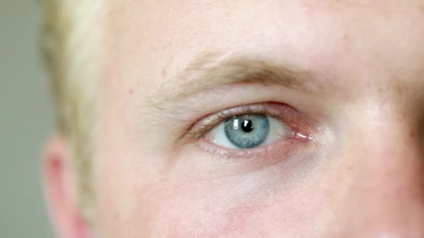 Primo Piano Dell Uomo Occhio Con Lacrima — Video Stock