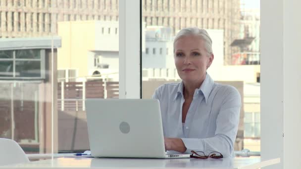 Зрелая Деловая Женщина Ноутбуком Офисе — стоковое видео